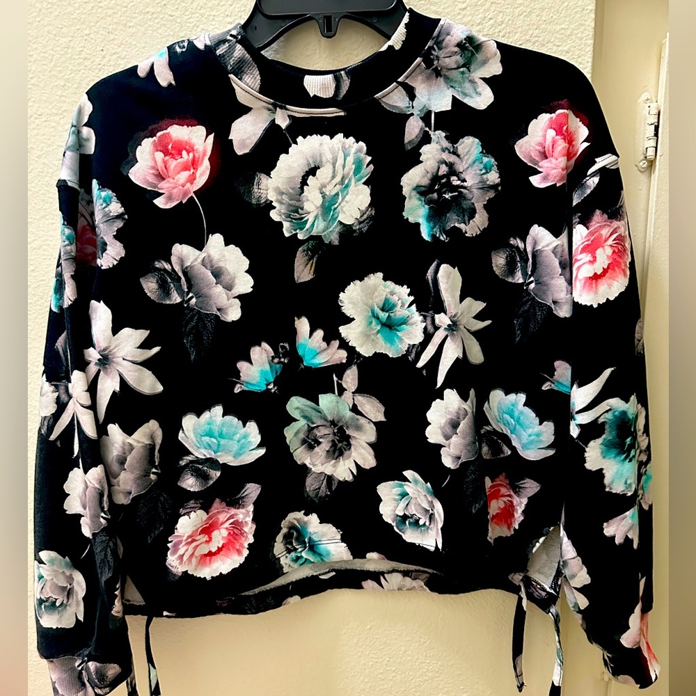 H&M brand. Sweater for 12/14 years old girls.